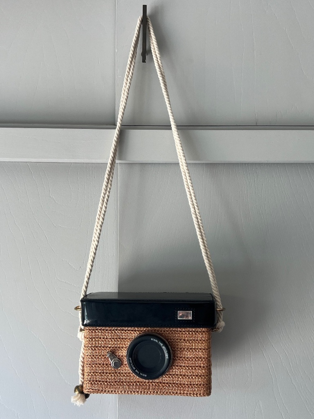 Retro Camera-Shaped Woven Straw Novelty Crossbody Shoulder Bag Purse